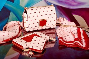 ジミー チュウよりバレンタインに向けたバッグや財布 赤いハートの中にスターをエンボス ファッションプレス