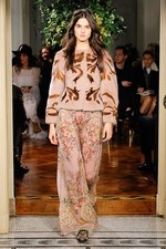 アルベルタ フェレッティ 2017年プレフォールコレクション - 7色のニットで過ごす優雅な日常｜写真12