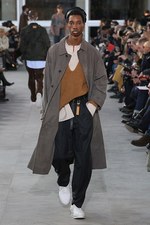 ルイ・ヴィトン 2017年秋冬メンズコレクション -Supremeとコラボ、肩の力を抜いたエレガンス｜写真30