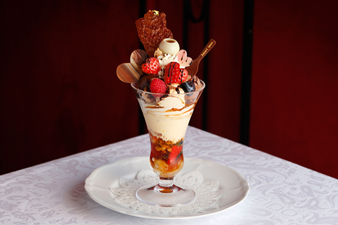 資生堂パーラーの バレンタインパフェ ハート型チョコレートや苺がのったラブリーなスイーツ ファッションプレス