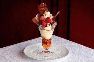 資生堂パーラーの バレンタインパフェ ハート型チョコレートや苺がのったラブリーなスイーツ ファッションプレス
