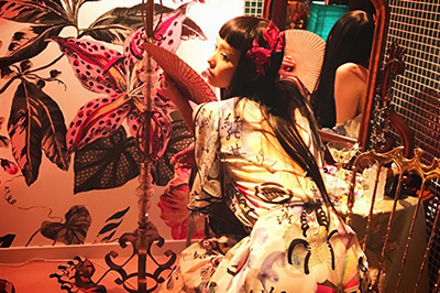 ケイタ マルヤマ×蜷川実花のイベントが丸山邸で - 宇野亞喜良のイラストを用いた17春夏アイテム展開