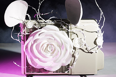 レスリー・キー｜キューン2017年春夏コレクション - 洋服をやめ、薔薇や謎の物体が絡みつく“室外機”を発表