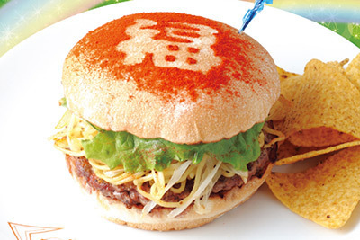 ハワイ｜テディーズビガーバーガーから長寿開運バーガー発売 - 塩ダレ焼きそば×ビーフパティ×フレッシュ野菜