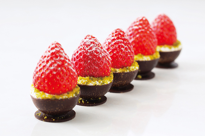 銀座千疋屋築地店のバレンタイン - 日本の四季を表現したショコラや、チョコに丸ごと苺をのせたスイーツ | 写真