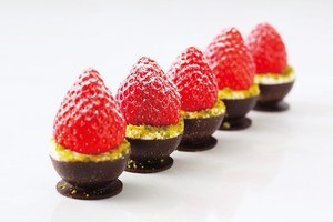 銀座千疋屋築地店のバレンタイン 日本の四季を表現したショコラや チョコに丸ごと苺をのせたスイーツ ファッションプレス 銀座千疋屋築地店のバレンタイン 日本の四季を表現したショコラや チョコに丸ごと苺をのせたスイーツ ファッションプレス