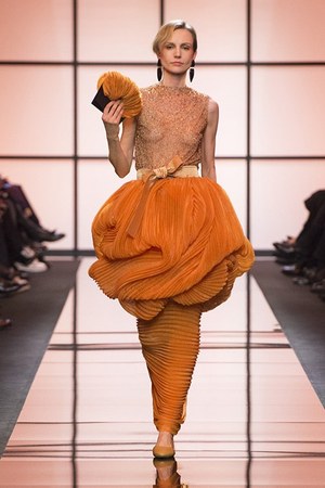 ジョルジオ アルマーニ プリヴェ オートクチュール 17年春夏コレクション 降り注ぐオレンジ色 ファッションプレス