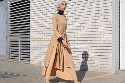 「ハナ タジマ フォー ユニクロ」17年春夏、「形」から着想した流れるシルエットのワンピースなど