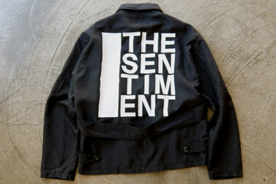 スクール｜soeの限定ブルゾンがM.I.U.で発売、70年代のパンクカルチャーに着想を得たグラフィックを背中に