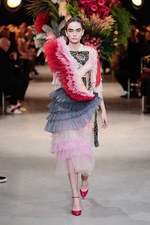 ヴィクター＆ロルフ17年春夏オートクチュールコレクション -日本の金継ぎの美を用いて再構築したドレス｜写真1