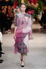 ヴィクター＆ロルフ17年春夏オートクチュールコレクション -日本の金継ぎの美を用いて再構築したドレス｜写真24