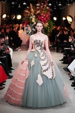 ヴィクター＆ロルフ17年春夏オートクチュールコレクション -日本の金継ぎの美を用いて再構築したドレス｜写真29