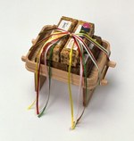 とらやの雛まつり、お雛様の衣をイメージした羊羹や桜と橘を描いた道明寺羹｜写真3