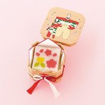 とらやの雛まつり、お雛様の衣をイメージした羊羹や桜と橘を描いた道明寺羹｜写真2