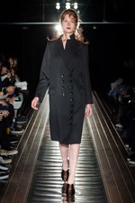 ラマルク 2017-18年秋冬コレクション - 都会の夜に生きる女性たちの個性、気高さを服に｜写真1