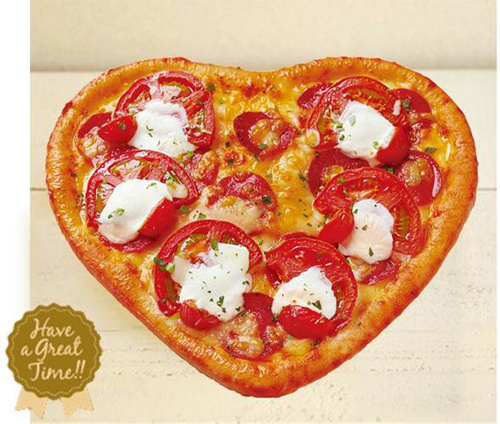 ピザーラ、初のハート型ピザ『ハートピザ』全国発売 - ハートの中には熟成サラミがいっぱい | 写真