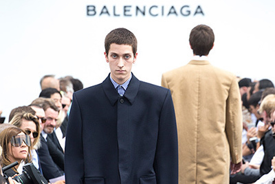 バレンシアガ、阪急メンズ大阪に限定ストア - 17年春夏メンズの新作バッグやウェア