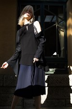 ヤストシ エズミ 2017年秋冬コレクション - プリーツやベルトで”建築”のようなバランスを｜写真37