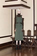 ヤストシ エズミ 2017年秋冬コレクション - プリーツやベルトで”建築”のようなバランスを｜写真39