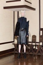 ヤストシ エズミ 2017年秋冬コレクション - プリーツやベルトで”建築”のようなバランスを｜写真40