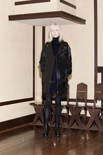 ヤストシ エズミ 2017年秋冬コレクション - プリーツやベルトで”建築”のようなバランスを｜写真42