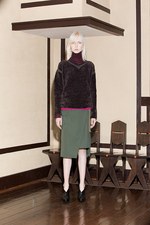 ヤストシ エズミ 2017年秋冬コレクション - プリーツやベルトで”建築”のようなバランスを｜写真43