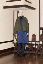 ヤストシ エズミ 2017年秋冬コレクション - プリーツやベルトで”建築”のようなバランスを｜写真44