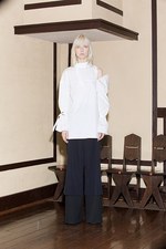 ヤストシ エズミ 2017年秋冬コレクション - プリーツやベルトで”建築”のようなバランスを｜写真45