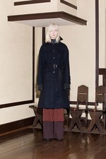 ヤストシ エズミ 2017年秋冬コレクション - プリーツやベルトで”建築”のようなバランスを｜写真46