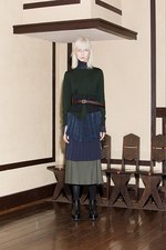 ヤストシ エズミ 2017年秋冬コレクション - プリーツやベルトで”建築”のようなバランスを｜写真47