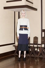 ヤストシ エズミ 2017年秋冬コレクション - プリーツやベルトで”建築”のようなバランスを｜写真48