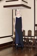 ヤストシ エズミ 2017年秋冬コレクション - プリーツやベルトで”建築”のようなバランスを｜写真49