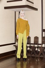 ヤストシ エズミ 2017年秋冬コレクション - プリーツやベルトで”建築”のようなバランスを｜写真50