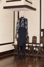 ヤストシ エズミ 2017年秋冬コレクション - プリーツやベルトで”建築”のようなバランスを｜写真51