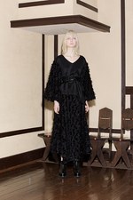 ヤストシ エズミ 2017年秋冬コレクション - プリーツやベルトで”建築”のようなバランスを｜写真52