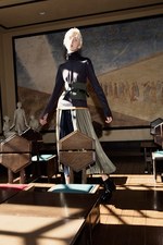 ヤストシ エズミ 2017年秋冬コレクション - プリーツやベルトで”建築”のようなバランスを｜写真7