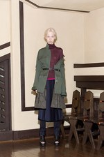 ヤストシ エズミ 2017年秋冬コレクション - プリーツやベルトで”建築”のようなバランスを｜写真13