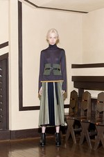 ヤストシ エズミ 2017年秋冬コレクション - プリーツやベルトで”建築”のようなバランスを｜写真16