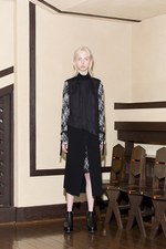 ヤストシ エズミ 2017年秋冬コレクション - プリーツやベルトで”建築”のようなバランスを｜写真17