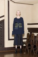 ヤストシ エズミ 2017年秋冬コレクション - プリーツやベルトで”建築”のようなバランスを｜写真18