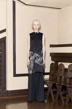 ヤストシ エズミ 2017年秋冬コレクション - プリーツやベルトで”建築”のようなバランスを｜写真19