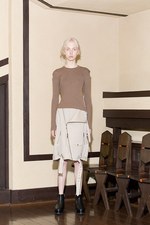 ヤストシ エズミ 2017年秋冬コレクション - プリーツやベルトで”建築”のようなバランスを｜写真20