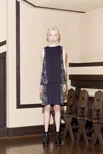 ヤストシ エズミ 2017年秋冬コレクション - プリーツやベルトで”建築”のようなバランスを｜写真21