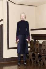 ヤストシ エズミ 2017年秋冬コレクション - プリーツやベルトで”建築”のようなバランスを｜写真23