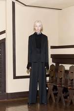 ヤストシ エズミ 2017年秋冬コレクション - プリーツやベルトで”建築”のようなバランスを｜写真24