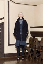 ヤストシ エズミ 2017年秋冬コレクション - プリーツやベルトで”建築”のようなバランスを｜写真25