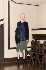 ヤストシ エズミ 2017年秋冬コレクション - プリーツやベルトで”建築”のようなバランスを｜写真26