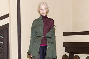 ヤストシ エズミ 2017年秋冬コレクション - プリーツやベルトで”建築”のようなバランスを