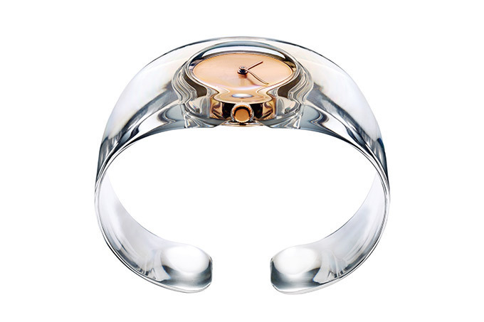 イッセイ ミヤケの時計"O"シリーズに新色ローズ ゴールド 、透明ベルトに漂う花のような文字盤 | 写真