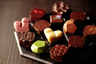 スタージュエリーの直営カフェ、バレンタイン向けのハート＆ダイヤ型ショコラ発売 - お揃いジュエリーも